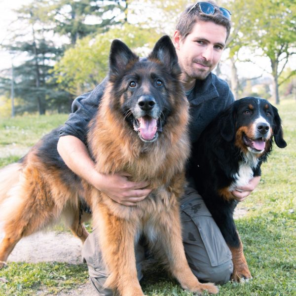 l'educateur canin et ses deux chiens